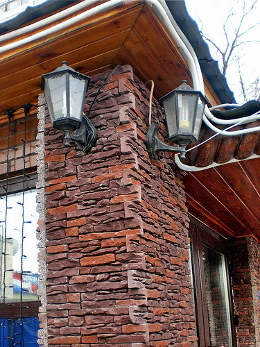 Отделка фасада частного дома декоративным искусственным Диким камнем