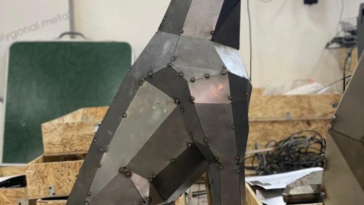 полигональная скульптура доберман