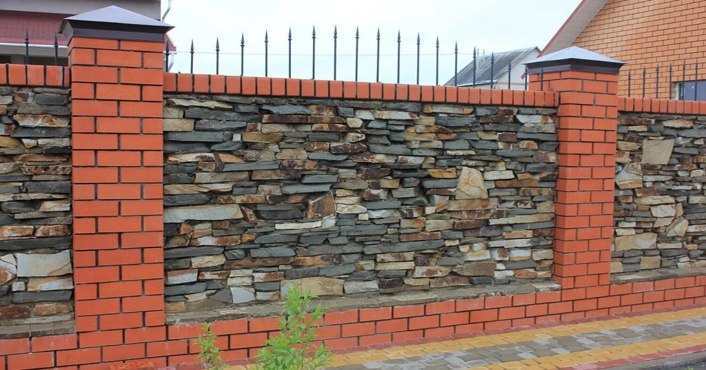 Заборы из камня и кирпича